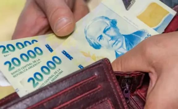 Un informe advierte que cada trabajador registrado en Entre Ríos perdió hasta $4,6 millones de poder adquisitivo desde fines de 2023 - imagen de origen
