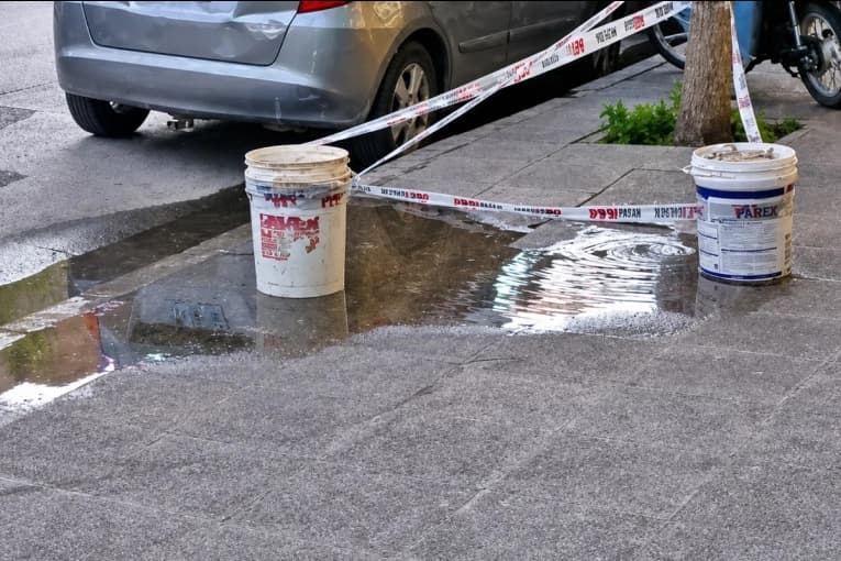 Obras Sanitarias podrá cortar el suministro de agua a usuarios que no reparen pérdidas domiciliarias - imagen de origen