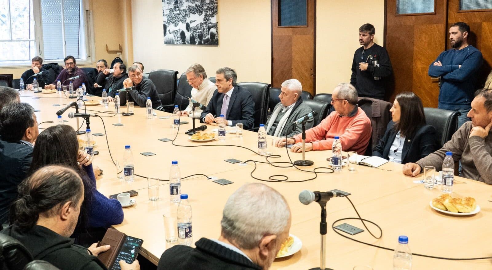 Michel, Marclay y Bahillo encabezaron la mesa política‑sectorial que exige respuestas por la crisis de Tres Arroyos - imagen de origen