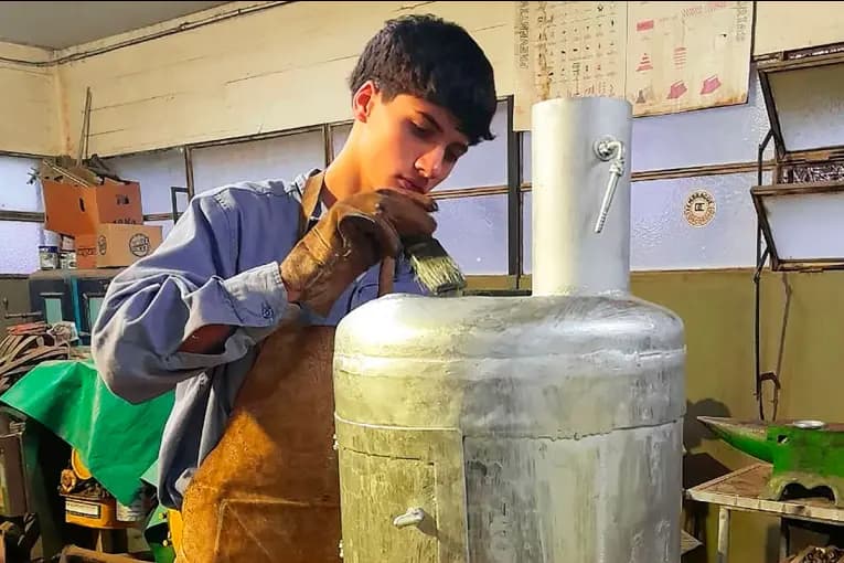Con materiales reciclados, estudiantes fabrican salamandras para donar a familias - imagen de origen