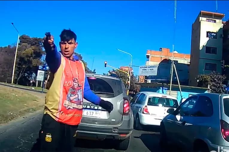 Video: una mujer escapó de un violento intento de robo cuando le apuntaron a la cabeza - imagen de origen