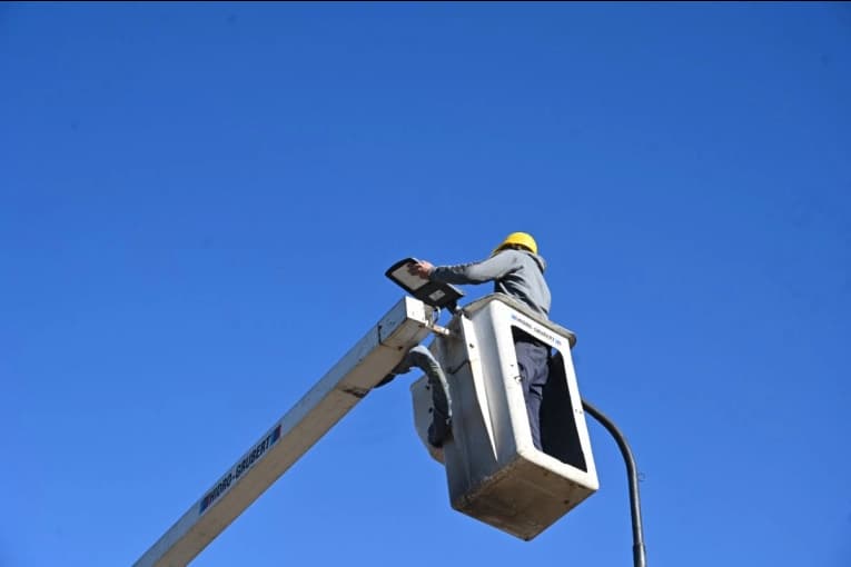 Seguridad en zona sur: avanzan los trabajos de iluminación LED en Calle de las Tropas - imagen de origen