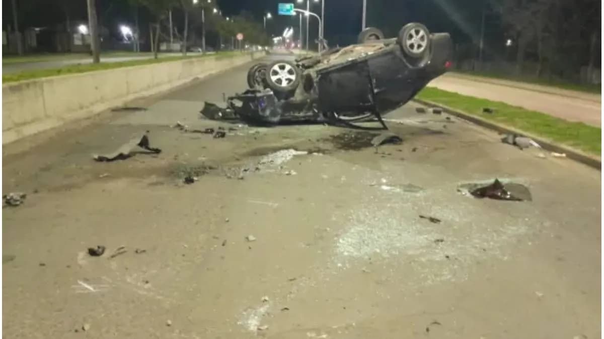 Grave vuelco en Paraná: un hombre quedó atrapado y fue rescatado por bomberos - imagen de origen