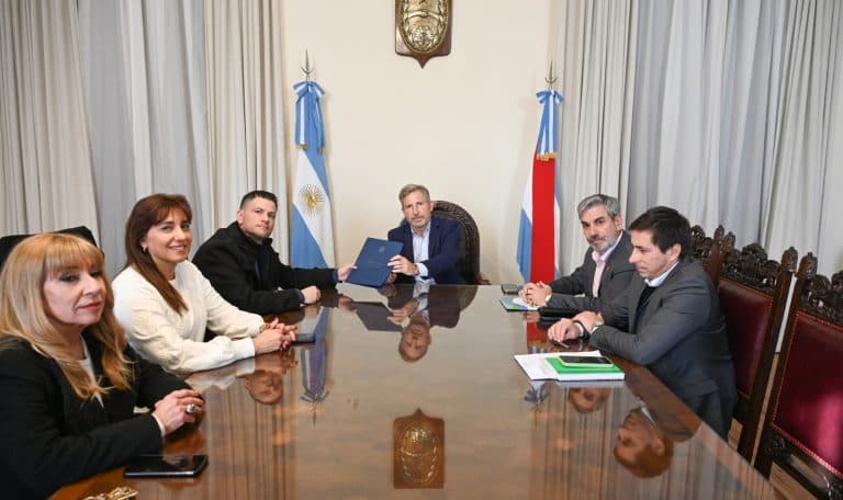 Frigerio firmó con el intendente de Feliciano un convenio para financiar obras de infraestructura sanitaria - imagen de origen