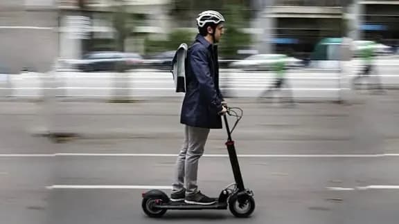Buscan regular el uso de monopatines y otros vehículos eléctricos en Paraná - imagen de origen