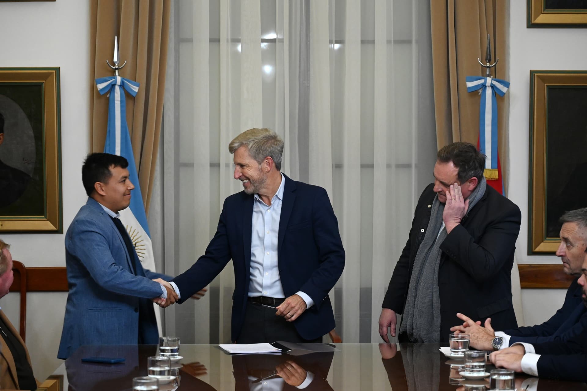 El gobernador firmó convenios con municipios y comunas para fortalecer el mantenimiento de caminos provinciales - imagen de origen