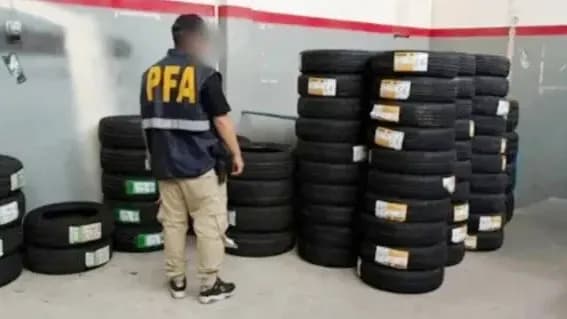Contrabando de neumáticos: imputaron a un exjefe policial y a un expiloto de TC Pista - imagen de origen