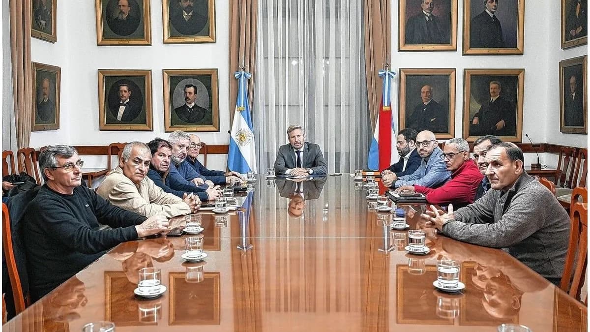Frigerio recibió a gremios de Granja Tres Arroyos para avanzar en una salida a la crisis laboral - imagen de origen