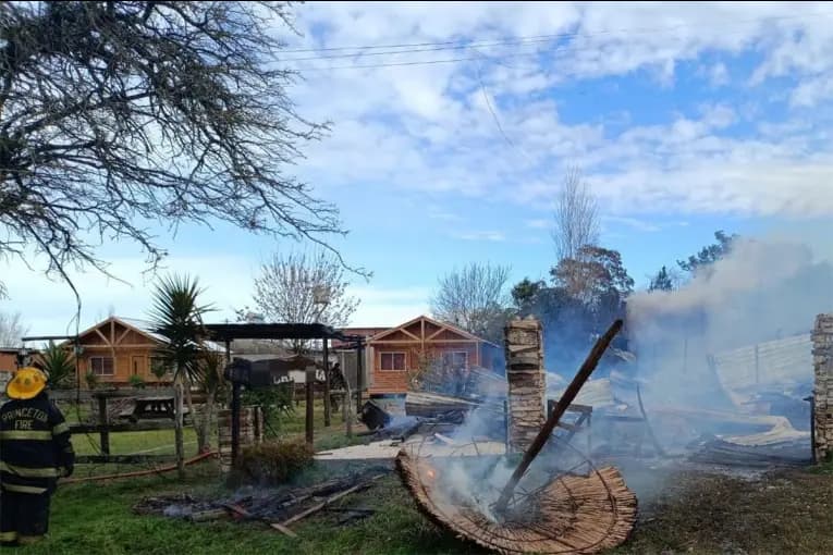 Revelaron dónde se habría iniciado el incendio que destruyó un complejo de cabañas - imagen de origen