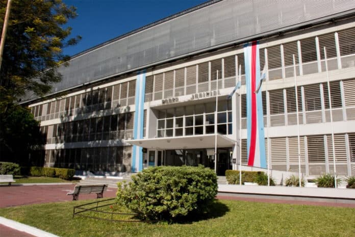 La Justicia ordenó que una alumna con epilepsia participe del viaje de egresados - imagen de origen