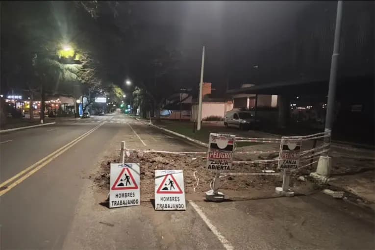 Motociclista sufrió una fractura al chocar contra un montículo de tierra señalizado - imagen de origen