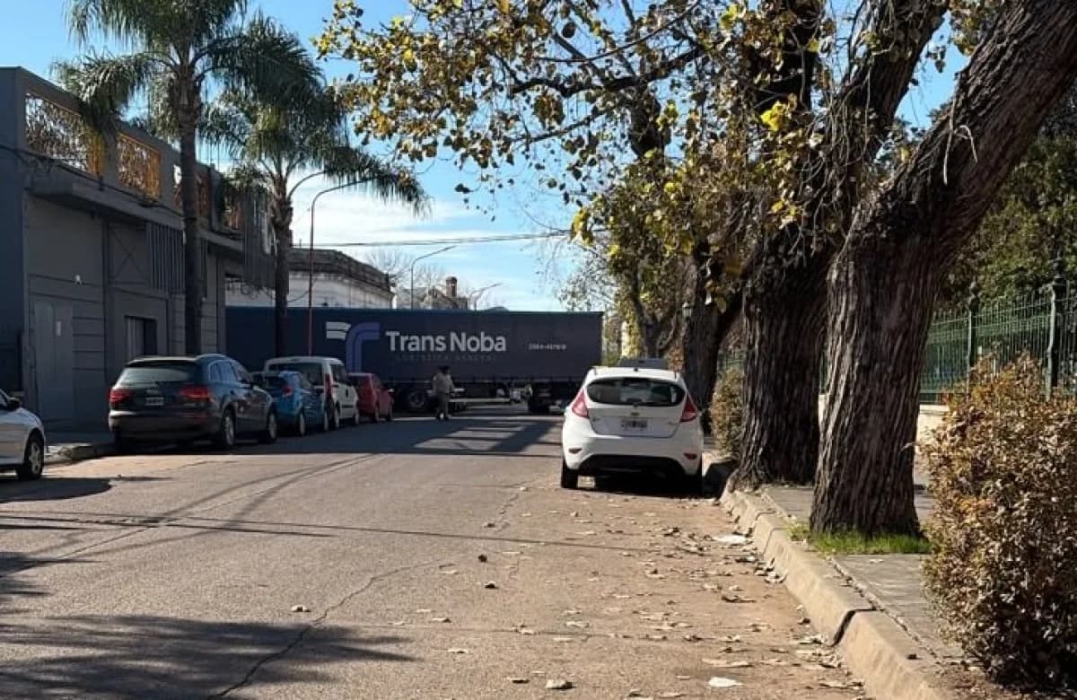 Un camión quedó atravesado en una esquina y complicó el tránsito frente a la Escuela Normal - imagen de origen