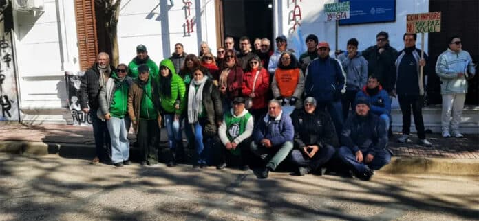 Trabajadores de LT11 realizaron una volanteada en defensa de la radio pública Redacción: - imagen de origen