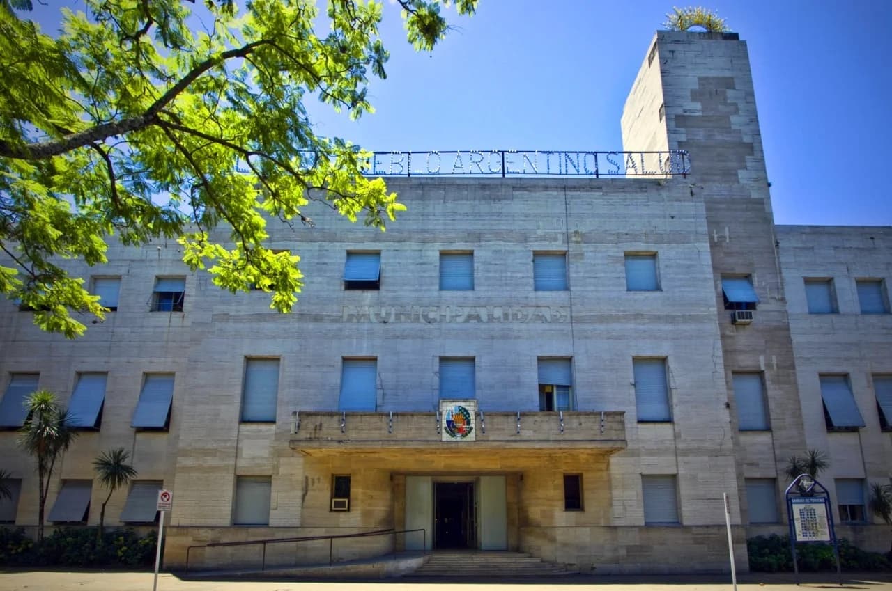 Fuerte recorte de personal: denuncian 100 despidos en un municipio entrerriano - imagen de origen