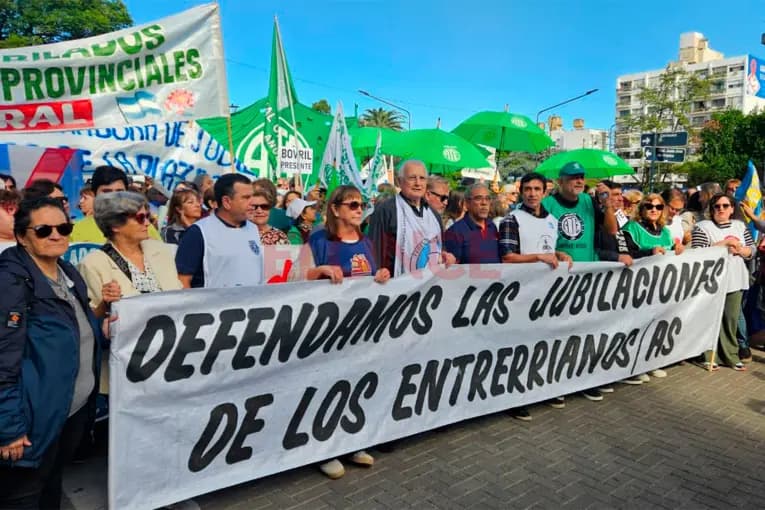 Gremios realizan un paro contra la reforma previsional y se movilizan - imagen de origen