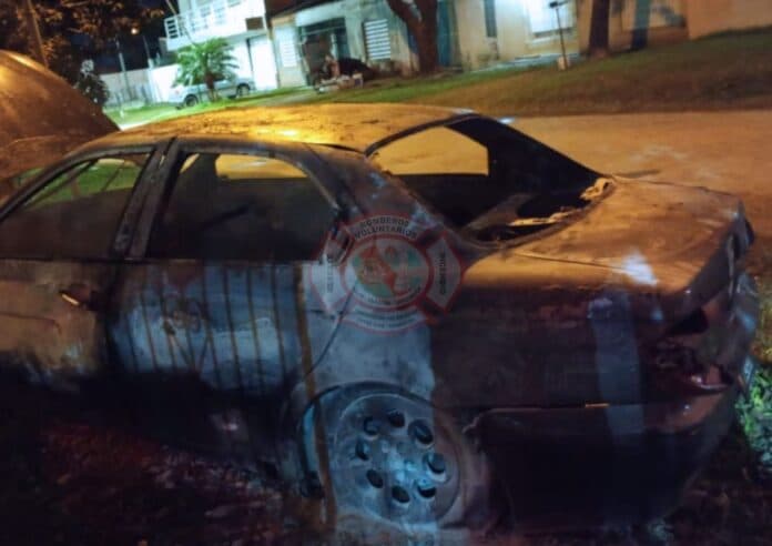 Un automóvil fue destruido por un incendio en Concepción del Uruguay - imagen de origen