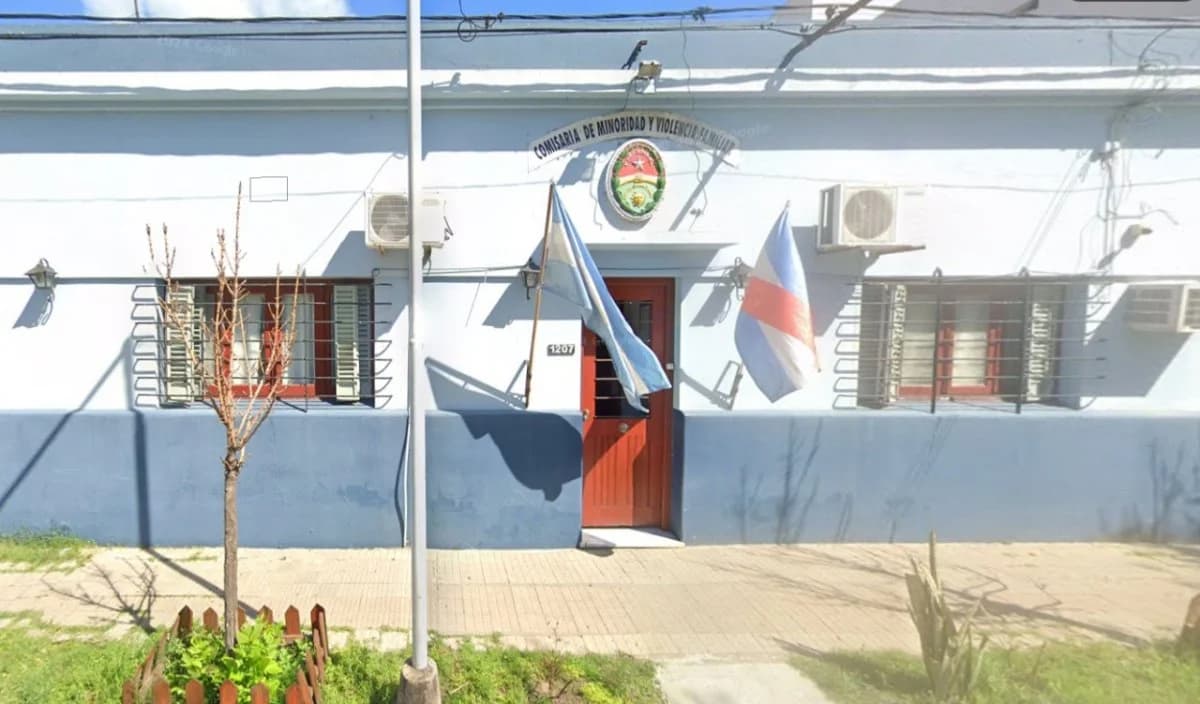 Una joven fue detenida tras agredir a una policía durante un procedimiento por presunto maltrato infantil - imagen de origen