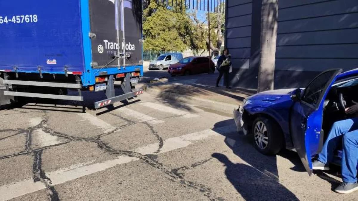 Denunció que un camión dañó su auto durante una maniobra en pleno centro - imagen de origen