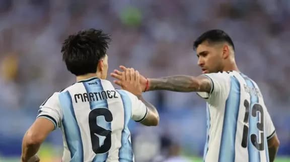Lisandro Martínez, del palo santo al agua bendita: “Los hinchas deben estar muy orgullosos de la Selección” - imagen de origen