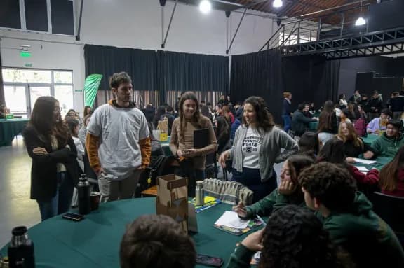 Feria Construir Futuro: Más de 2.000 estudiantes conocieron las propuestas académicas de Paraná - imagen de origen