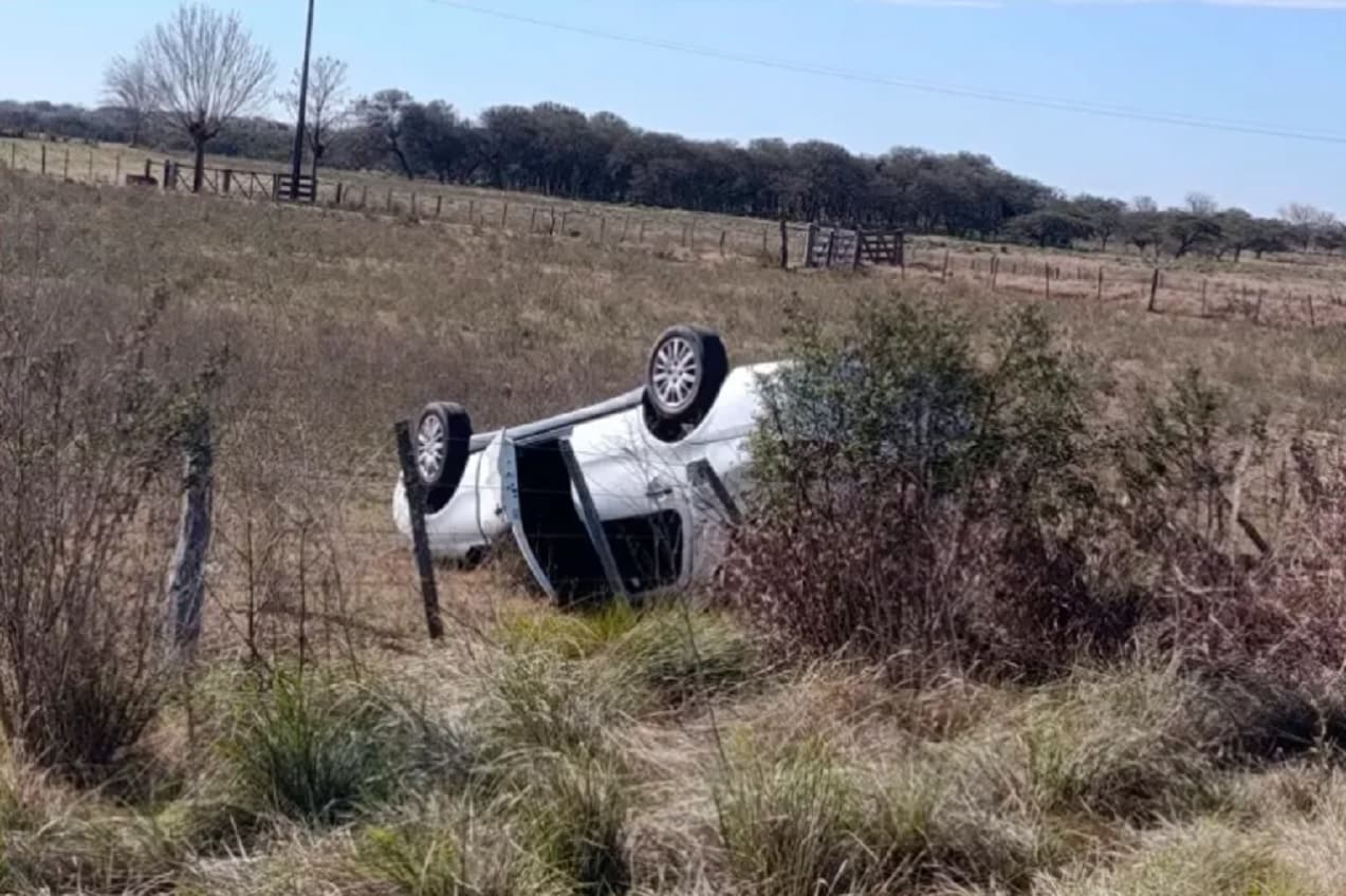 Hospitalizaron a cuatro cadetes de la Policía que volcaron en un auto en Ruta 18 - imagen de origen