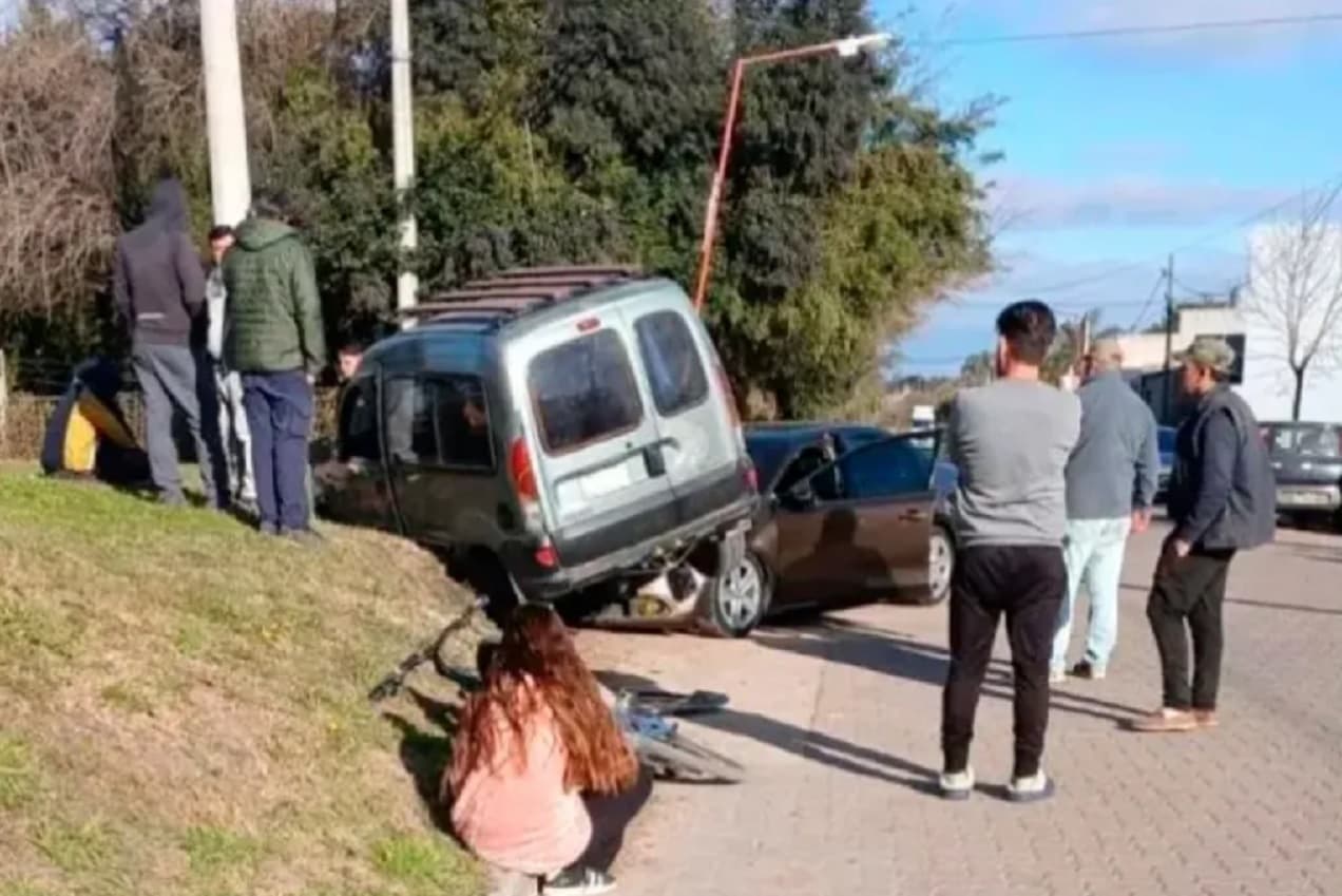 Un utilitario quedó sobre el capot de un auto tras fuerte choque - imagen de origen
