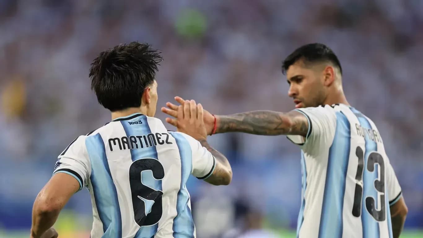 El entrerriano Lisandro Martínez y Cuti Romero, la dupla que batalla cuando las estrellas brillan menos - imagen de origen