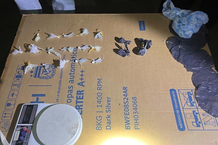 La policía detuvo a cuatro personas y demolió un presunto búnker utilizado para la venta de drogas - imagen de origen