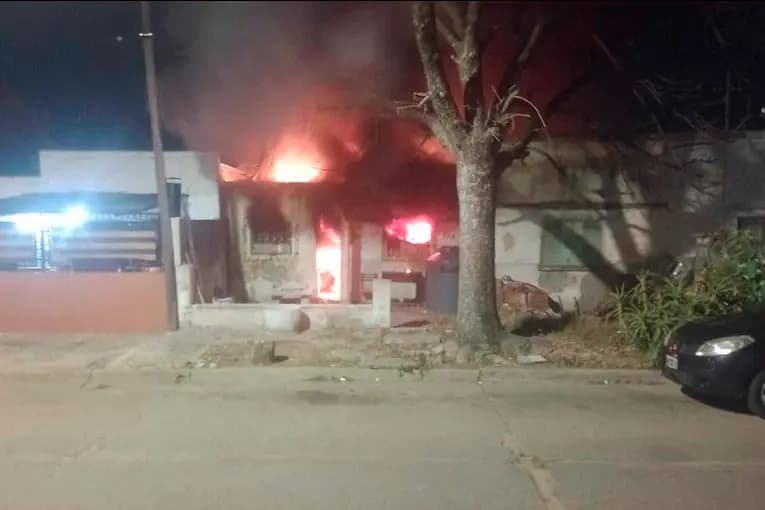 Un hombre se descompensó y murió tras ver su casa consumida por incendio en Concepción del Uruguay - imagen de origen