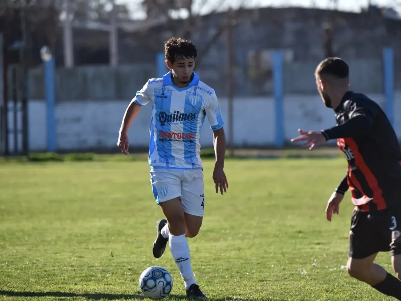 El súper líder Juventud Unida visitará a Defensores del Oeste en uno de los cuatro partidos que completarán la fecha 12 - imagen de origen