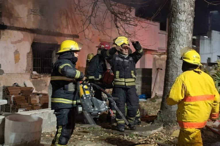 Sufrió el incendio de su casa, salió ileso y murió de un paro cardíaco - imagen de origen