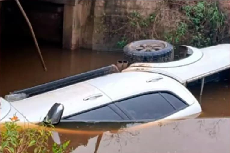 Camioneta en la que viajaba una familia, despistó de la ruta, cayó a un arroyo y quedó semisumergida - imagen de origen