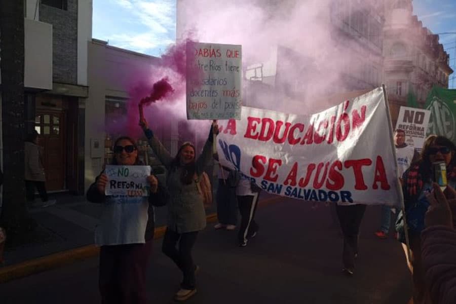 Con un alto acatamiento paro, la docencia marchó en Paraná - imagen de origen