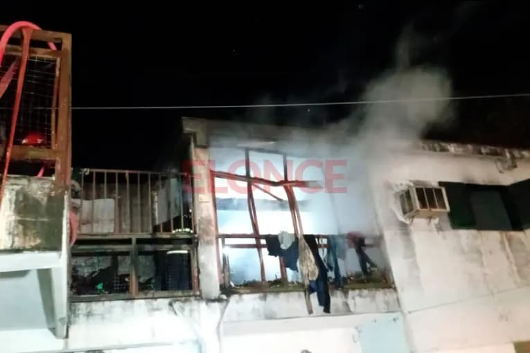 Incendio en una vivienda fue controlado tras un amplio operativo de bomberos - imagen de origen