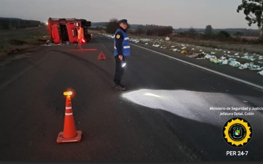 Accidente en Ubajay: volcó un camión cargado con polietileno en la Autovía 14 y el chofer resultó herido - imagen de origen