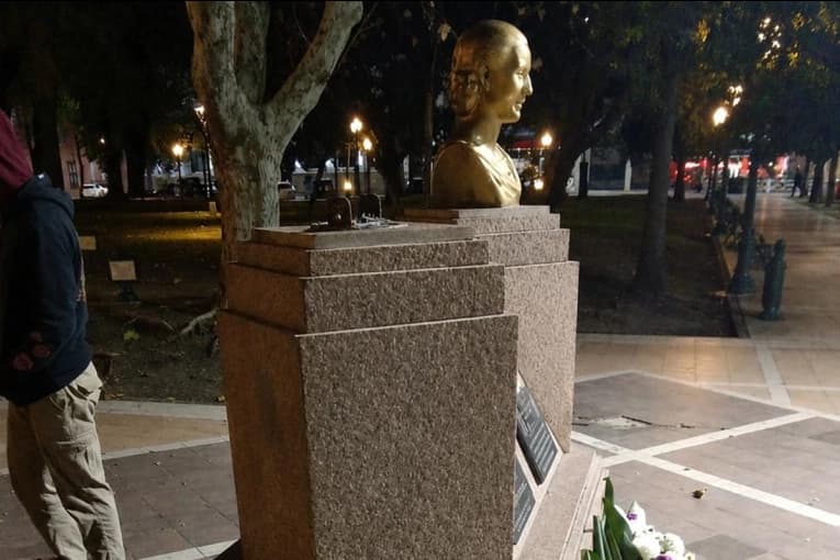 Jóvenes fueron detenidos tras vandalizar el busto de Perón en una plaza entrerriana - imagen de origen