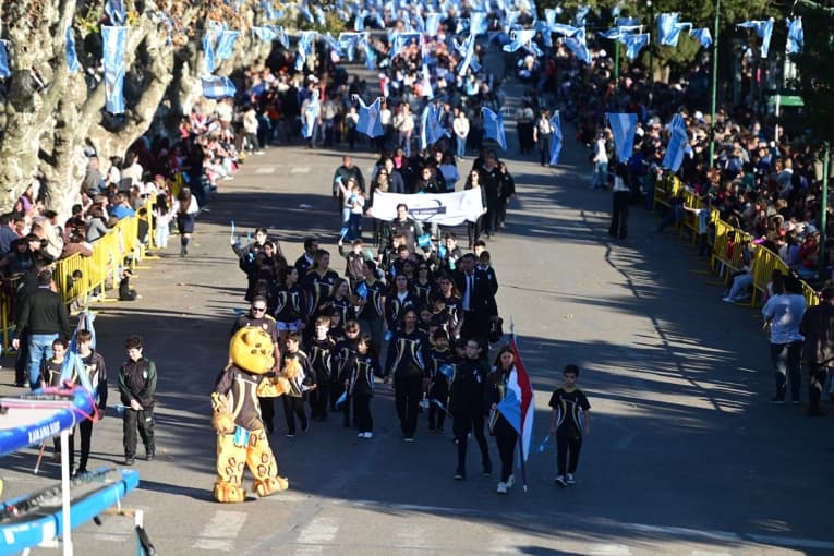 Gualeguaychú se viste de patria: tanques, bandas militares y un desfile histórico en la Costanera - imagen de origen