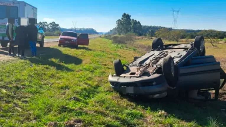 Se distrajo con el celular, despistó y terminó con el auto ruedas para arriba: la conductora fue hospitalizada - imagen de origen