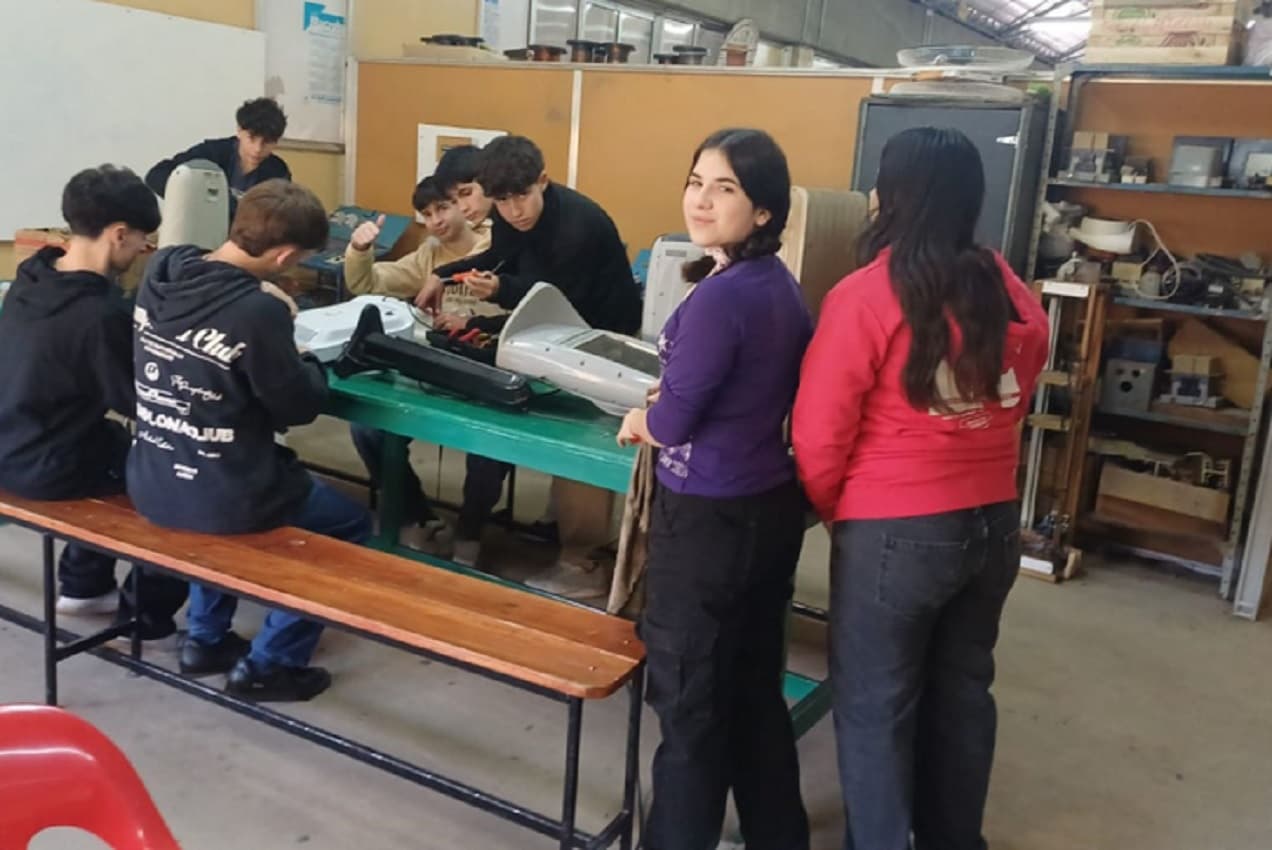 Estudiantes de la EET N° 1 Etchebarne de Villaguay reparan estufas y las entregan a jardines y escuelas - imagen de origen