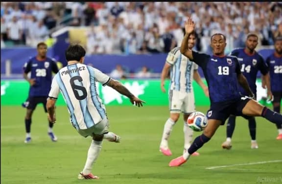 Con el bautismo mundialista del Licha Martínez, Argentina sufrió y le ganó a Cabo Verde - imagen de origen