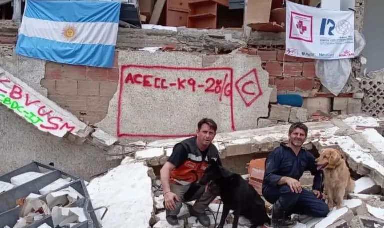 Brigadistas entrerrianos regresan al país junto a Roma y Oma tras tareas de rescate en Venezuela - imagen de origen