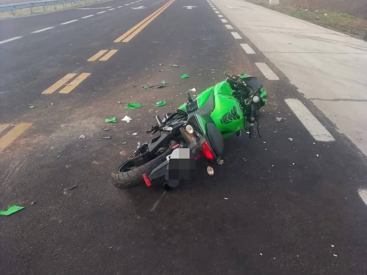 Un motociclista sufrió una lesión grave tras chocar contra un camión en el acceso a Gualeguaychú - imagen de origen