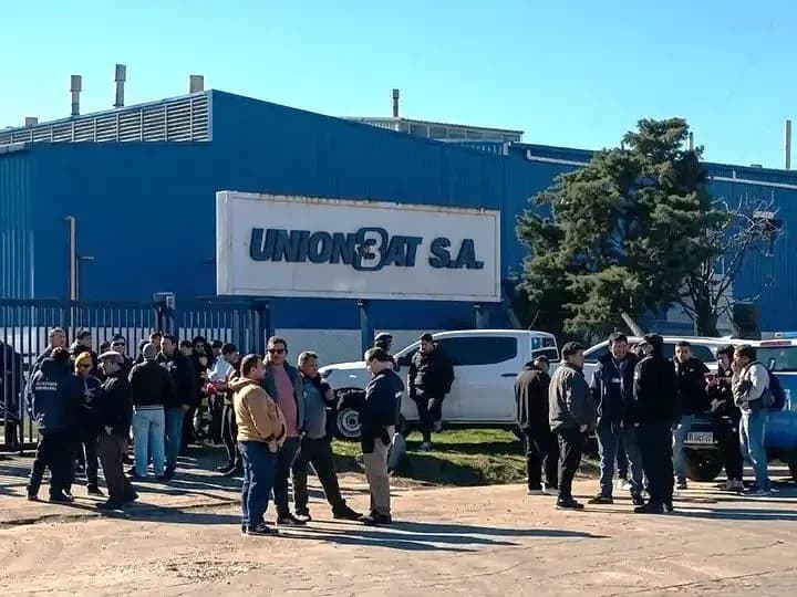 Dictaron conciliación obligatoria por los 100 despidos en Unionbat, pero la empresa no dejó ingresar a los trabajadores - imagen de origen