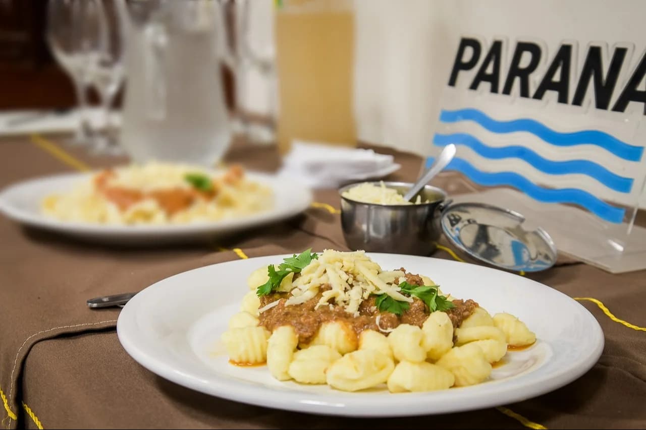 Una escapada con sabor: Paraná celebra la noche de los ñoquis con 50% de descuento en restaurantes - imagen de origen