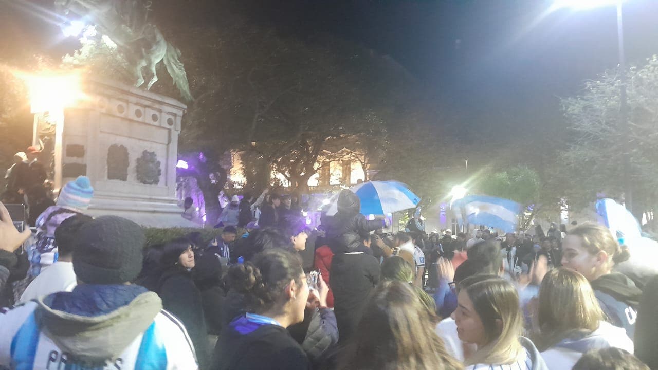 Después del sufrimiento, Concordia explotó de alegría: una multitud festejó en las calles el triunfo de la Selección Argentina - 7PAGINAS - imagen de origen