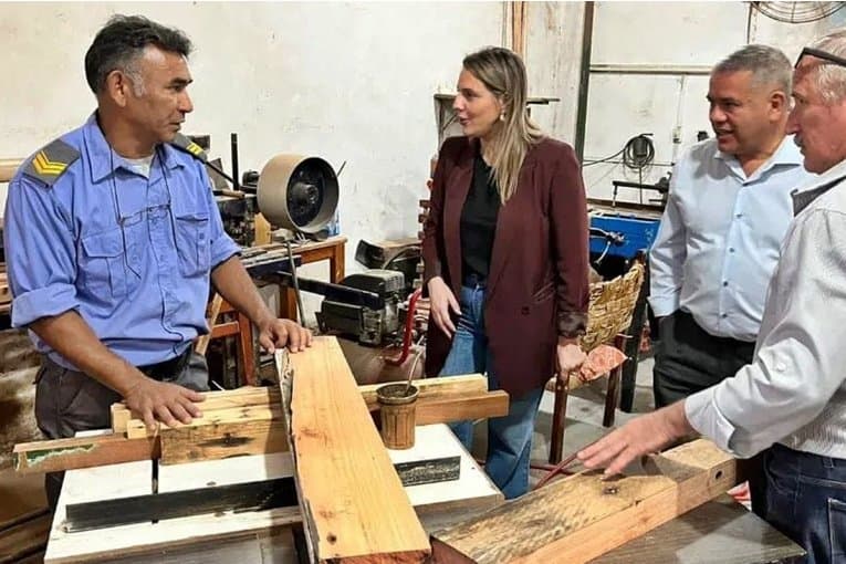 Escuelas de Concordia recibirán muebles restaurados por internos de la Unidad Penal - imagen de origen