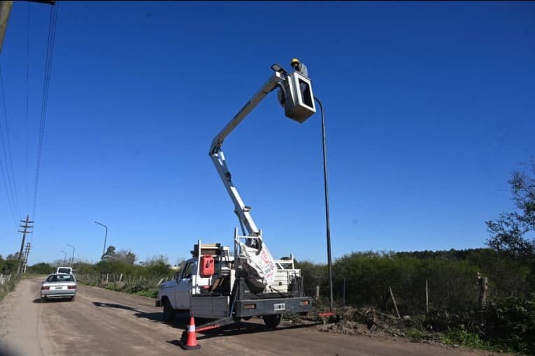 Avanzan con la instalación de 40 columnas de iluminación LED en Calle de las Tropas - imagen de origen