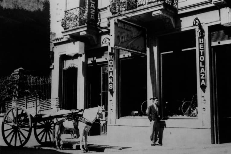 Casa Betolaza, el lugar donde se cortaba el tráfico para bailar tango en plena 25 de Mayo - imagen de origen