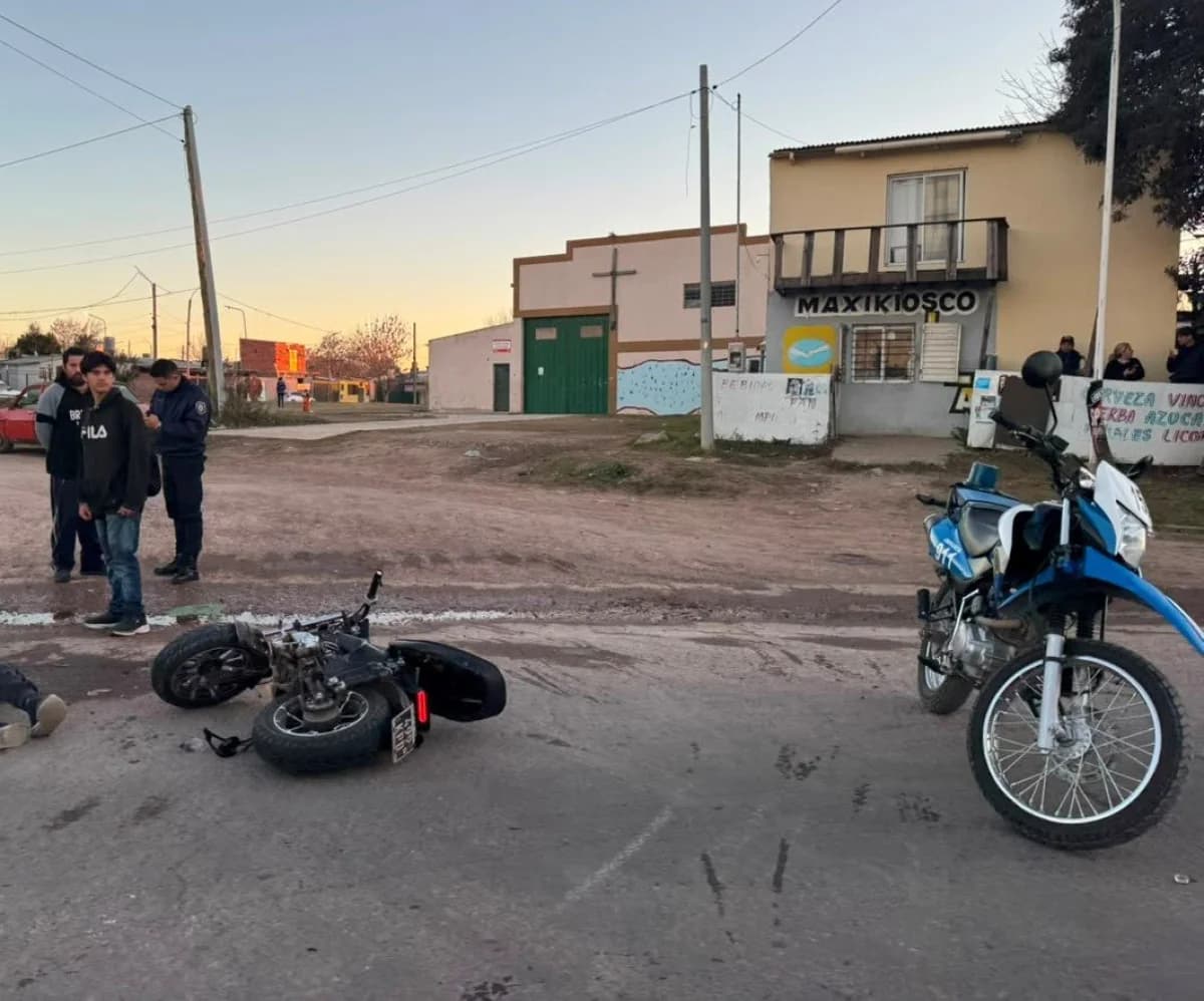 Motociclista hospitalizado tras chocar con un Renault 12 en Frondizi y Millán - imagen de origen