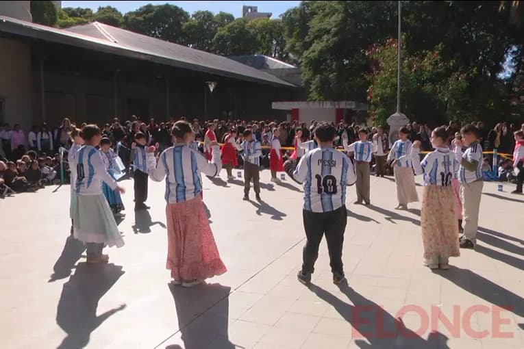 Con bailes, sorteos y un “Messi” sorpresa, una escuela de Paraná celebró la Independencia - imagen de origen